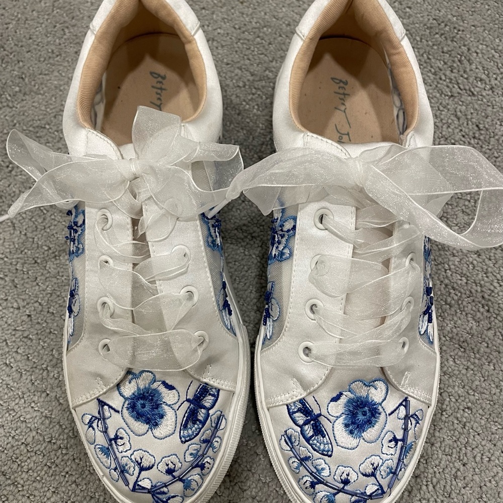Betsey Johnson White and Blue Floral Embroidered Sneakers Sz 10
